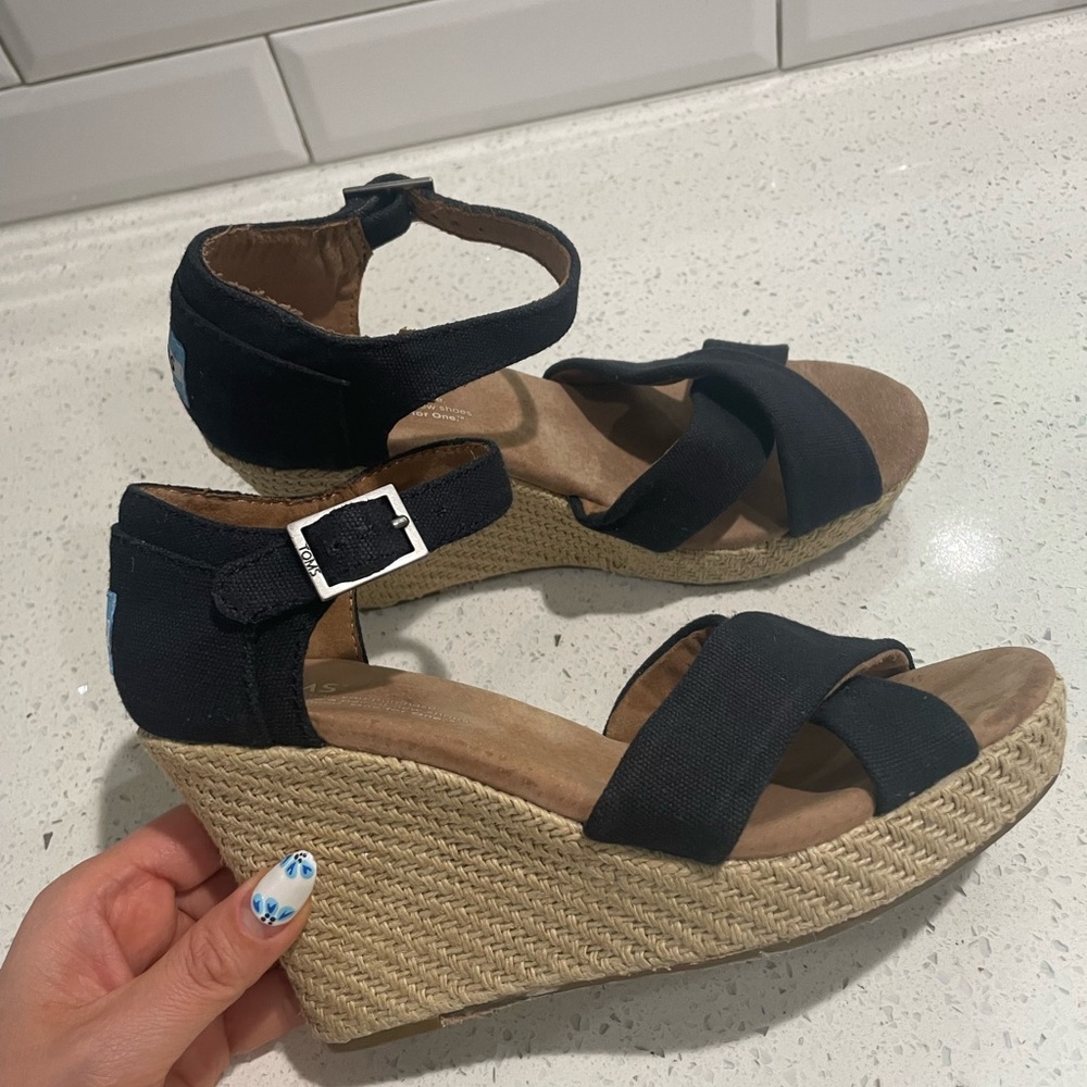 TOMS Sienna Black Sandals Espadrille Wedges Ankle Strap, Size 6 👡🖤 EUC